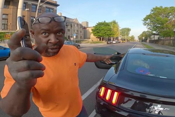  Video: Agresívny vodič vynadal cyklistovi, ktorý ho slušne poprosil, aby neparkoval na cyklotrase
