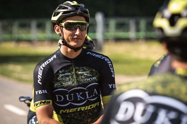 Auto zrazilo počas tréningu ďalšieho slovenského cyklistu, vodička mu nedala prednosť