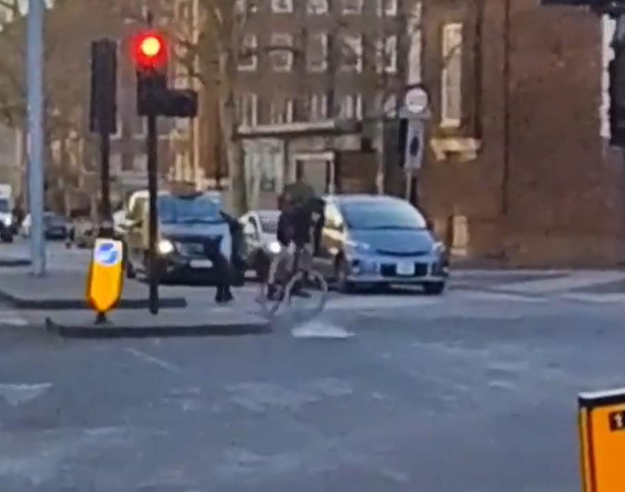  Video: Agresívny vodič hodil po cyklistovi sklenenú fľašu