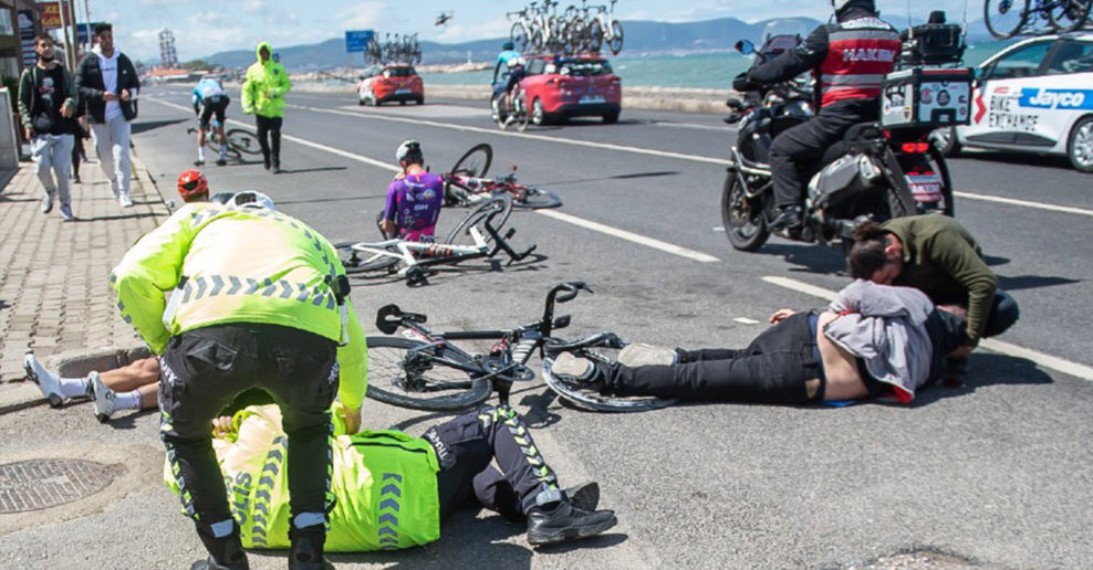 Video: Chodec spôsobil nebezpečný hromadný pád na pretekoch Okolo Turecka, Bouhanni skončil v nemocnici