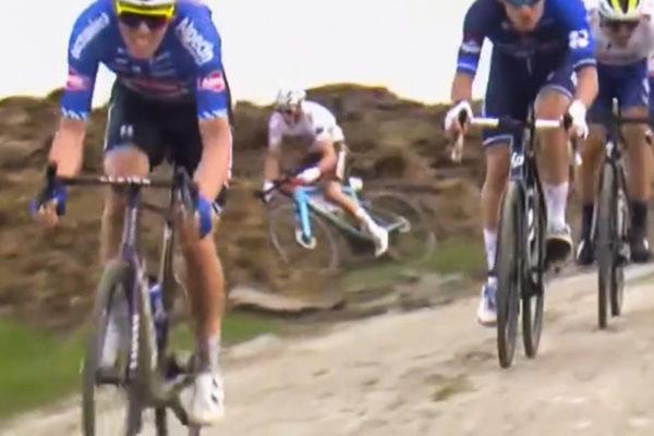  Video: Belgický cyklista počas pretekov spadol do obrovskej kopy hnoja