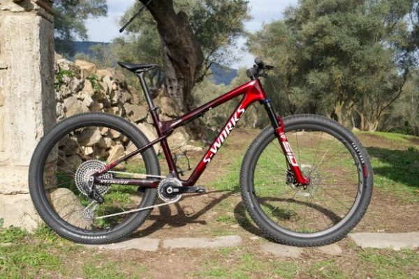 Nový Specialized Epic World Cup má ukrytý tlmič so zdvihom 75 mm v hornej trubke