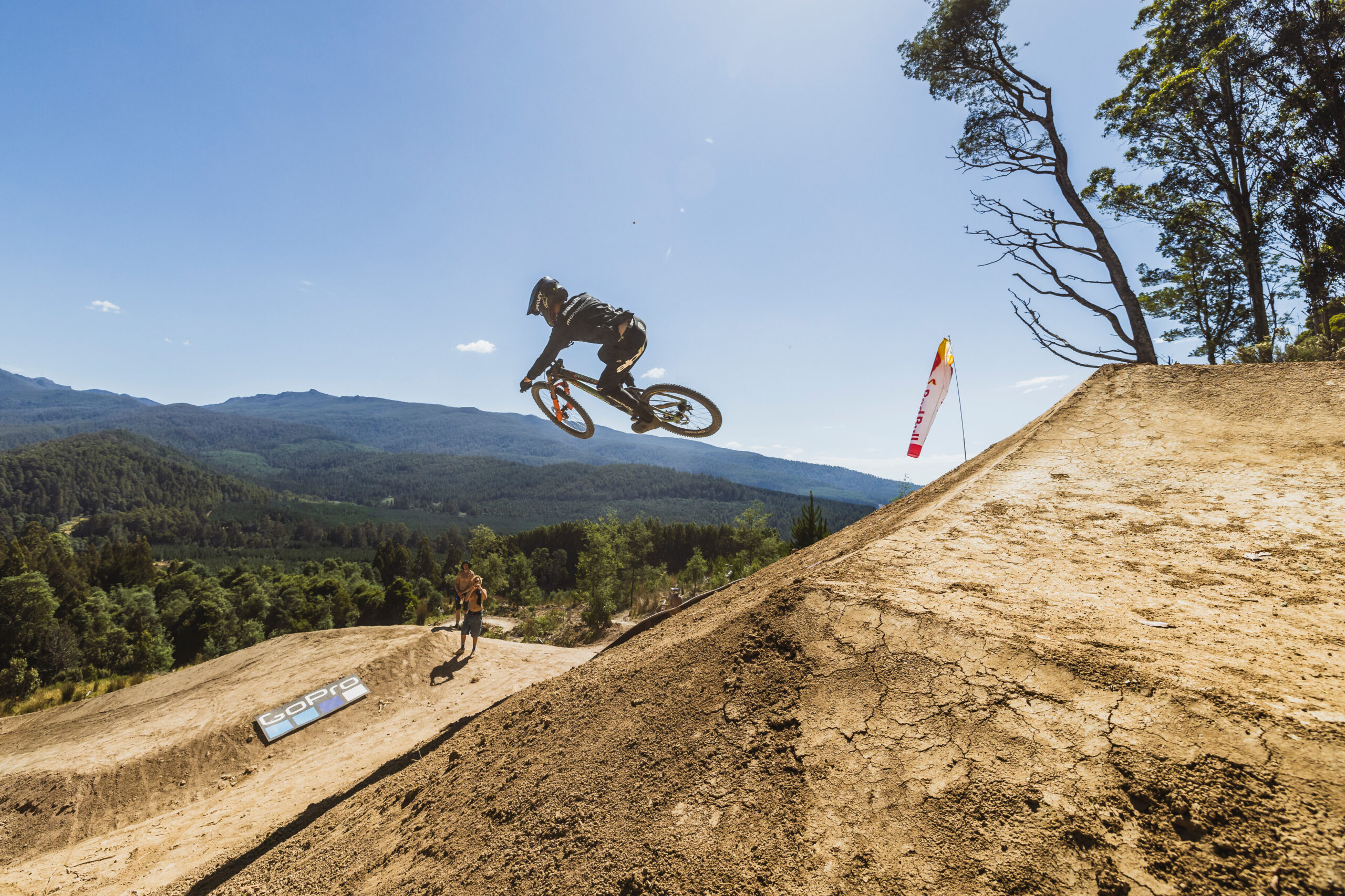 Ronan Dunne Vyhral Preteky Red Bull Hardline Tasmania A Vo Fin Le Sa Predstavili Aj Dve Eny