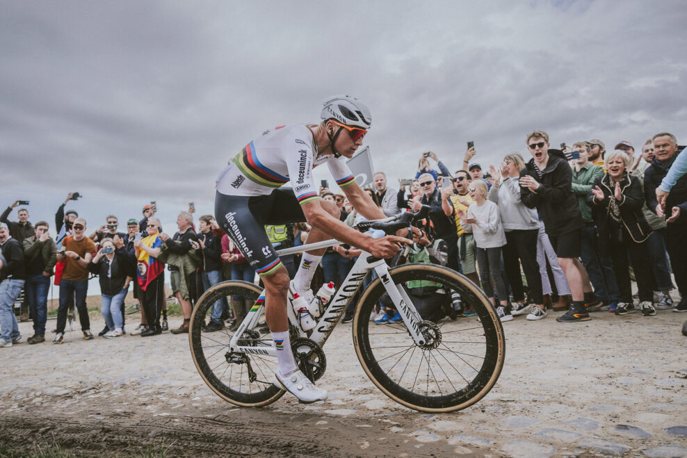 Tá akcelerácia je jednoducho fenomenálna, hovorí spolujazdec Mathieu van der Poela o jeho výkone na Paríž-Roubaix