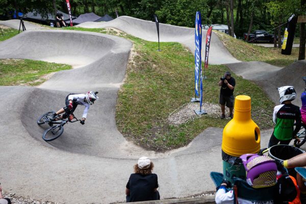 Birell Bikefest 2024: Úvodné preteky v disicpíne pumptrack vyhrali jazdci z Rakúska Lena Bauer a Hannes Slavik