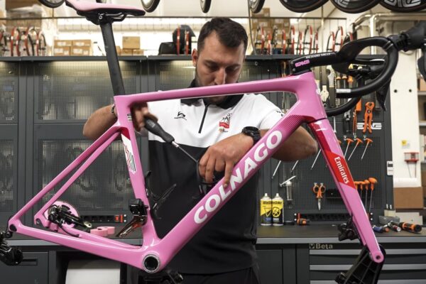 Video: Mechanik skladá ružový špeciál Colnago V4Rs pre víťaza Giro d’Italia Tadeja Pogačara