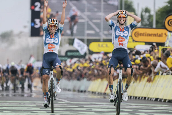 Romain Bardet vyhral prvú etapu Tour de France po neuveriteľnom výkone v úniku s Frankom Van den Broekom