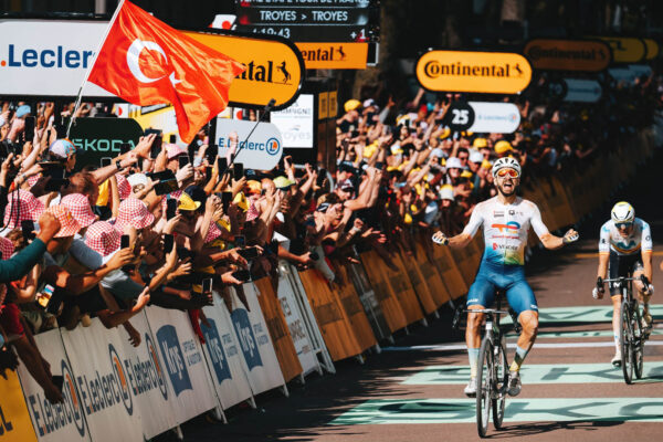 Anthony Turgis prešprintoval Pidcocka a vyhral extrémne náročnú gravelovú etapu Tour de France