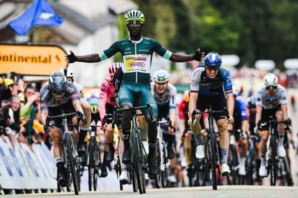 Biniam Girmay znovu porazil Jaspera Philipsena a v šprinte do kopca vyhral 8. etapu Tour de France