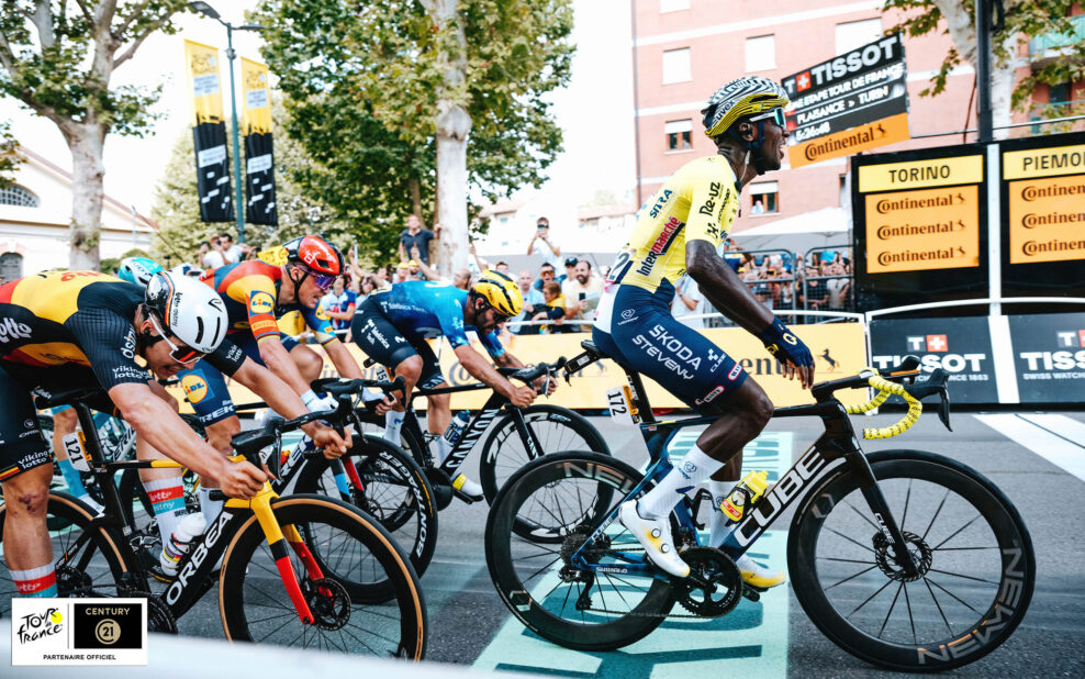 Biniam Girmay vyhral v šprinte prvú etapu na Tour de France v histórii tímu Intermarché