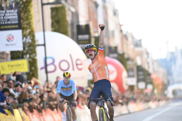 37-ročná Marianne Vos prešprintovala Lotte Kopecky a vyhrala gravelové majstrovstvá sveta