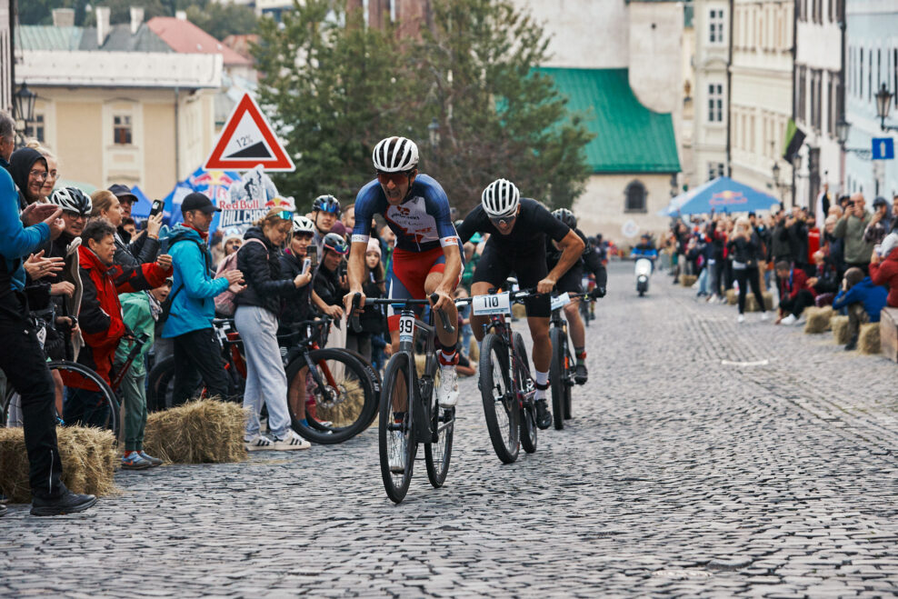 Cyklistický šprint do kopca Red Bull Hill Chasers v srdci Banskej Štiavnice ovládli Marek Čontofalský a Viktória Chladoňová