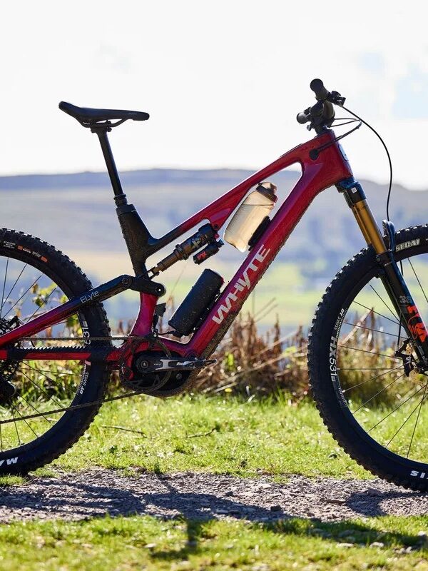 Whyte predstavili e-bike ELyte EVO s plným výkonom a hmotnosťou 20,8 kg. Blíži sa koniec ľahkých e-bikov?