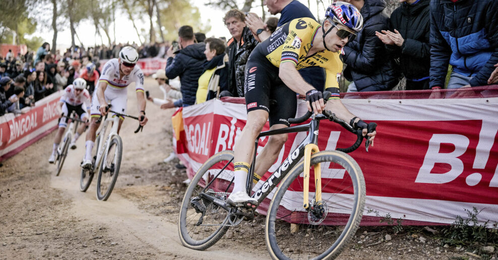 Wout van Aert začne cyklokrosovú sezónu v decembri po kempe tímu Visma-Lease a Bike