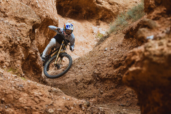  Video: Ridgeline VI, Gee Atherton opäť posúva hranice freeride jazdenia, tentokrát v Kazachstane