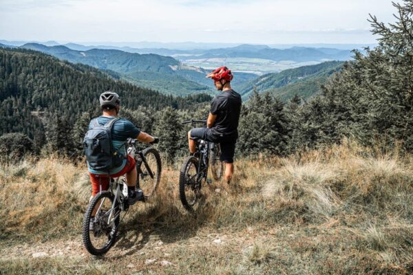  Video: Martin Knapec vzal Michala Karpata na výjazd a vysvetľuje mu techniku jazdy na elektrobicykli