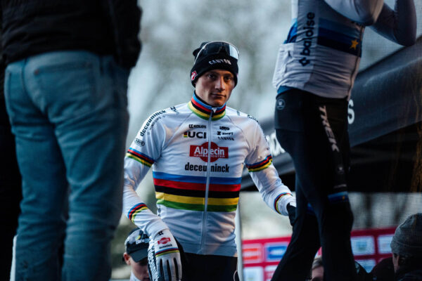 Mathieu van der Poel vynechal dvoje cyklokrosové preteky pre bolesti narazených rebier