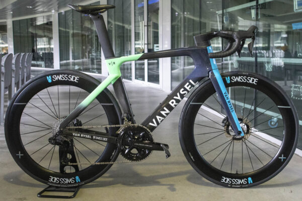 Nový aero bicykel Van Rysel RCR-F je o 13 wattov rýchlejší ako univerzálny model RCR