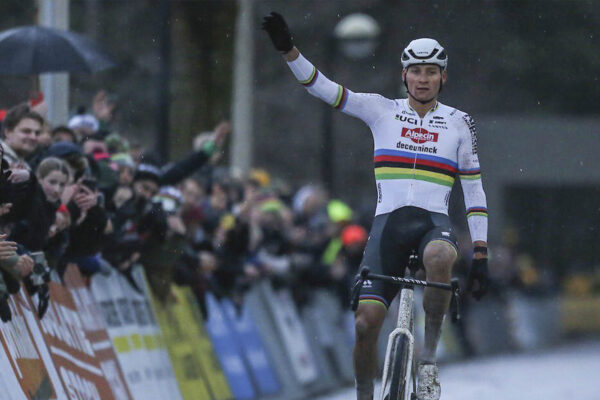 Mathieu van der Poel dominoval aj na piesku a vyhral cyklokrosové preteky Superprestige v Mole