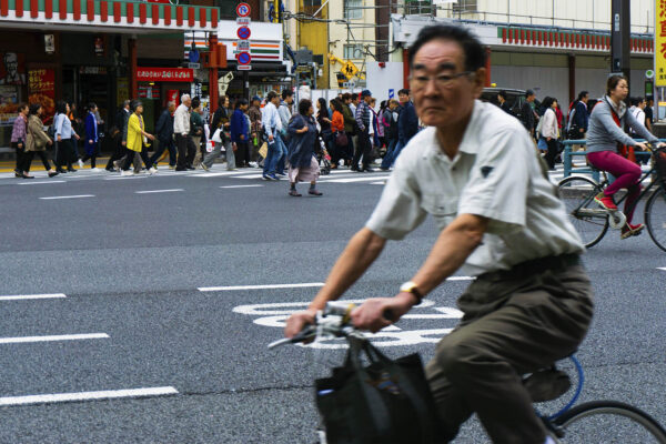 Japonským cyklistom hrozí väzenie za používanie telefónov počas jazdy na bicykli