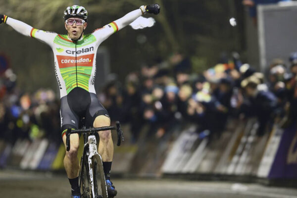 Laurens Sweeck vyhral v dramatickom súboji večerné cyklokrosové preteky Superprestige v Diegeme