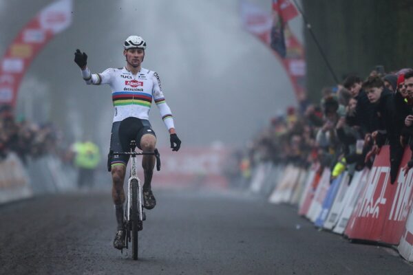 Mathieu van der Poel vyhral štvrté cyklokrosové preteky za sebou, Van Aert spadol v poslednom kole