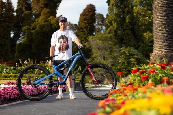 Brook Macdonald bude v roku 2025 pretekať na bicykloch Ari Bikes