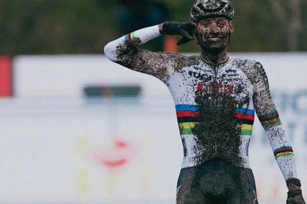 Šesť štartov, šesť výhier. Mathieu van der Poel dominoval v cyklokrose aj so zlomeným rebrom