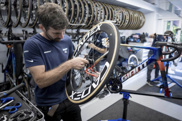 60 000 fliaš, 1000 plášťov, 800 dresov a 200 bicyklov: Neuveriteľné čísla potrebné na fungovanie WorldTour tímu