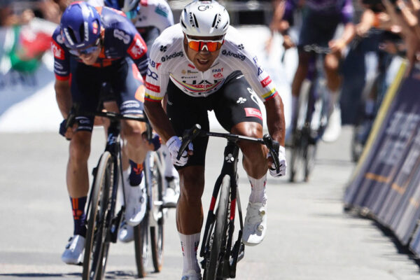 Jhonatan Narváez zvíťazil na Willunga Hill a dostal sa do vedenia Tour Down Under