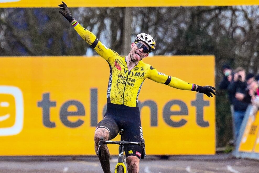 Wout van Aert vyhral po napínavom súboji s Iserbytom cyklokrosové preteky Superprestige v Gullegeme