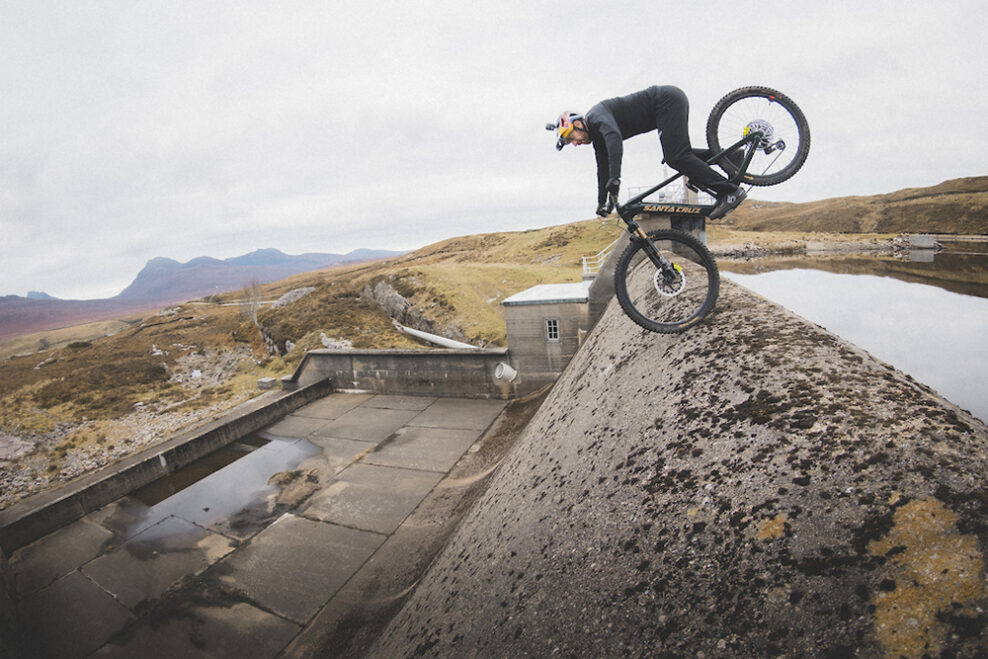 Video: Danny MacAskill jazdí na škótskych trialových spotoch v novom videu Daaaaam Daniel