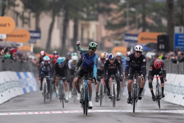 Andrea Vendrame porazil v šprinte Toma Pidcocka a vyhral tretiu etapu Tirreno-Adriatico