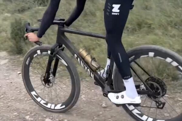 Canyon testuje nový gravel bike s vlastnou odpruženou vidlicou