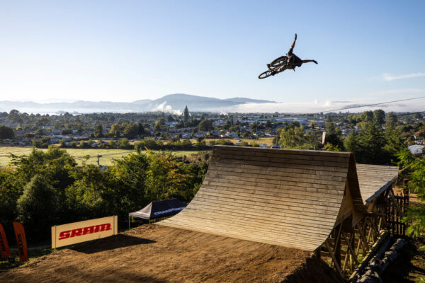 Patricia Druwen a Timothé Bringer ovládli slopestyle na Crankworx Rotorua 2025 (výsledky + video + galéria)